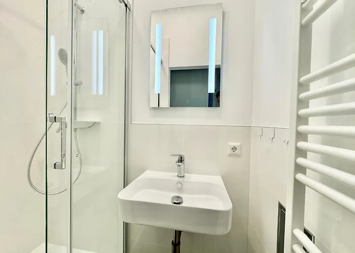 Stylish Renovated With Free Parking *