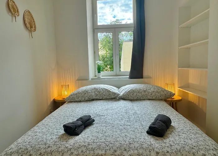 Stylish Renovated With Free Parking Bécs