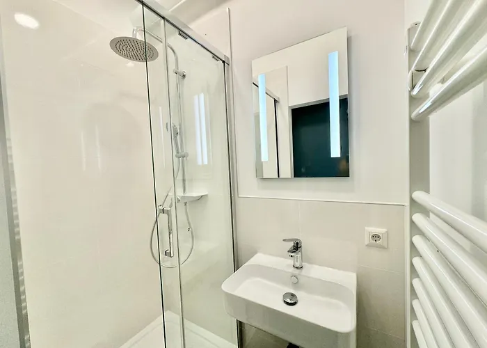 Stylish Renovated With Free Parking * Bécs