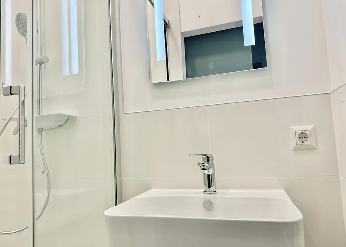 Stylish Renovated With Free Parking Apartman