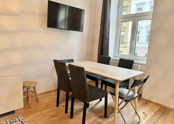 Stylish Renovated With Free Parking