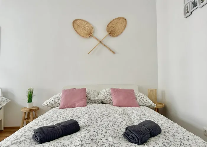 Stylish Renovated With Free Parking *