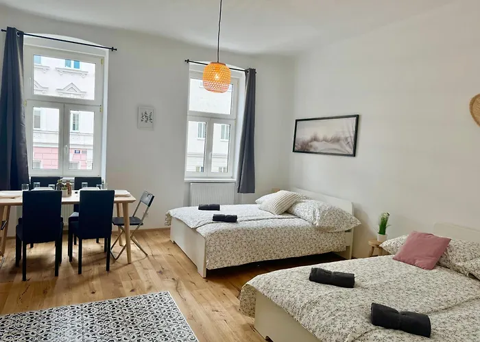Stylish Renovated With Free Parking Bécs